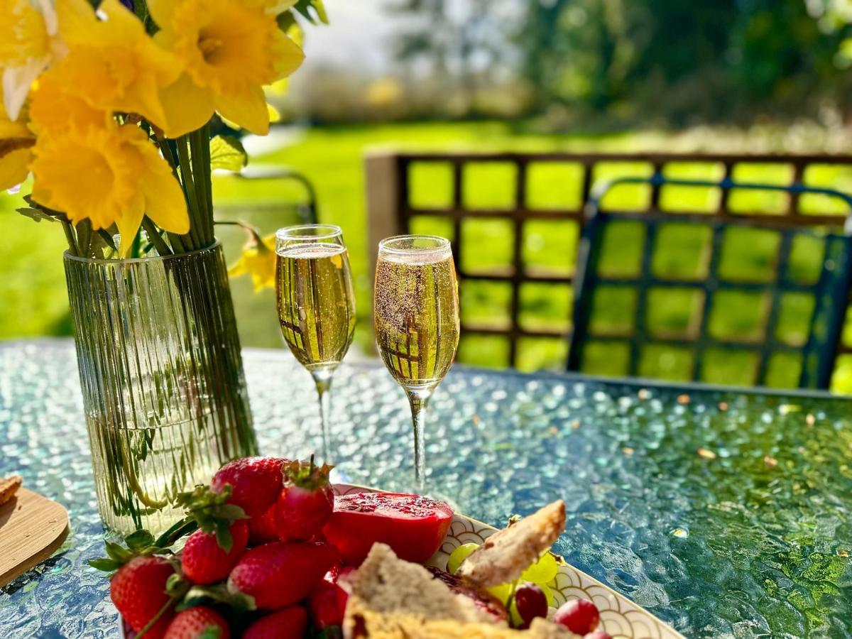 Three Bedroom Rural, Relaxing And Peaceful,Dogs Welcome! With Cymru Holidays 애버게이브니 외부 사진